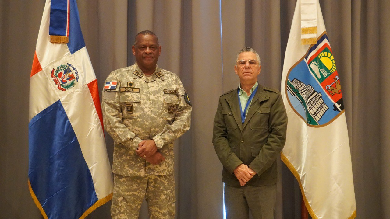 El alcalde Manuel Jiménez recibió en su despacho la visita del vicealmirante Francisco Antonio Sosa Castillo