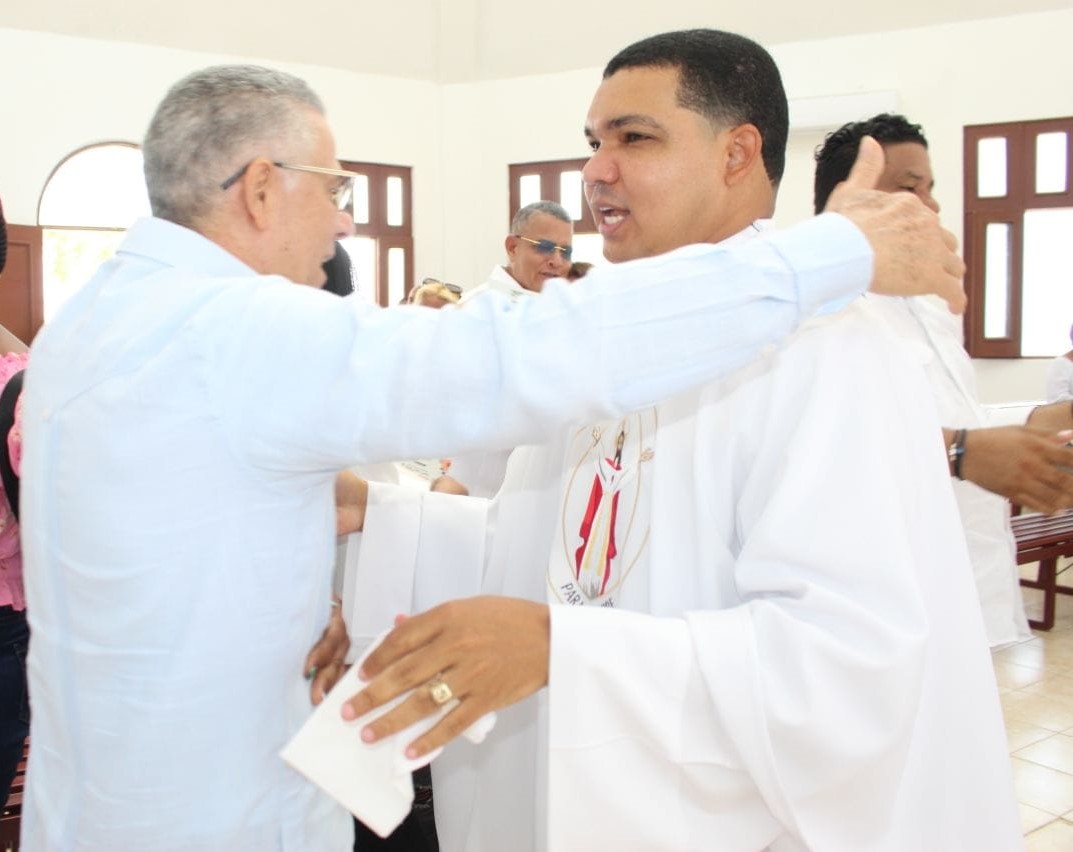 El sacerdote de San Isidro y Familiares de difuntos resaltan limpieza del cementerio Cristo Salvador