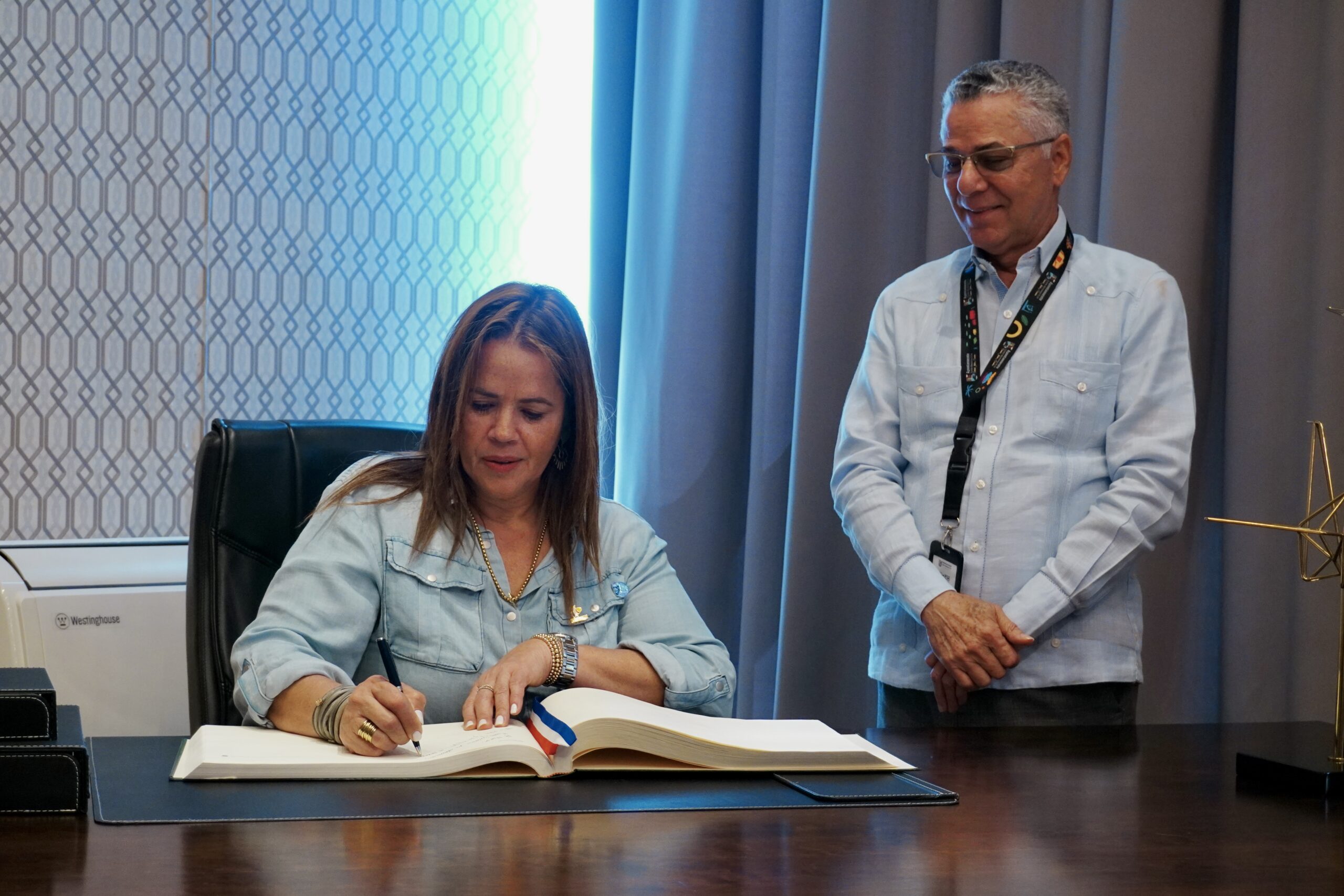 La alcaldesa de Canóvanas de Puerto Rico felicita la gestión del alcalde Manuel Jiménez