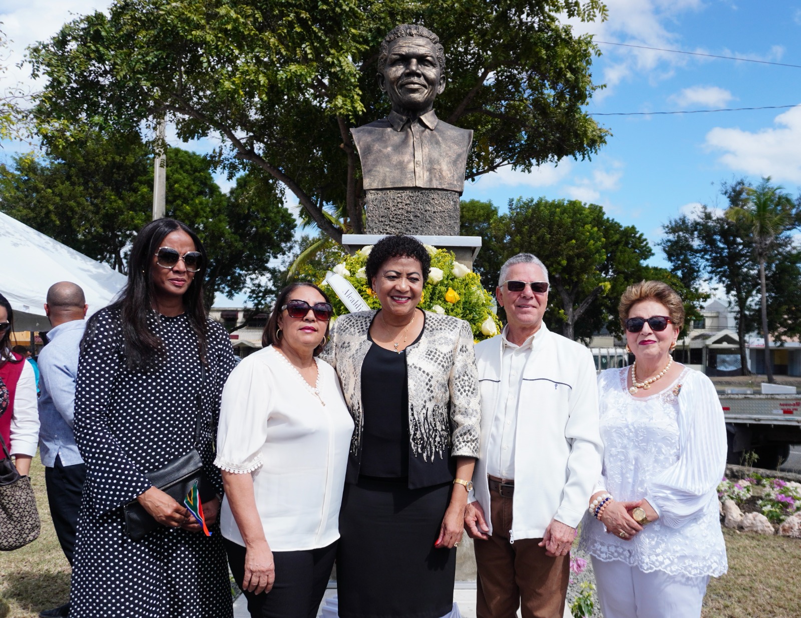 Ayuntamiento de Santo Domingo Este levanta escultura de Nelson Mandela en el Paseo de la Historia