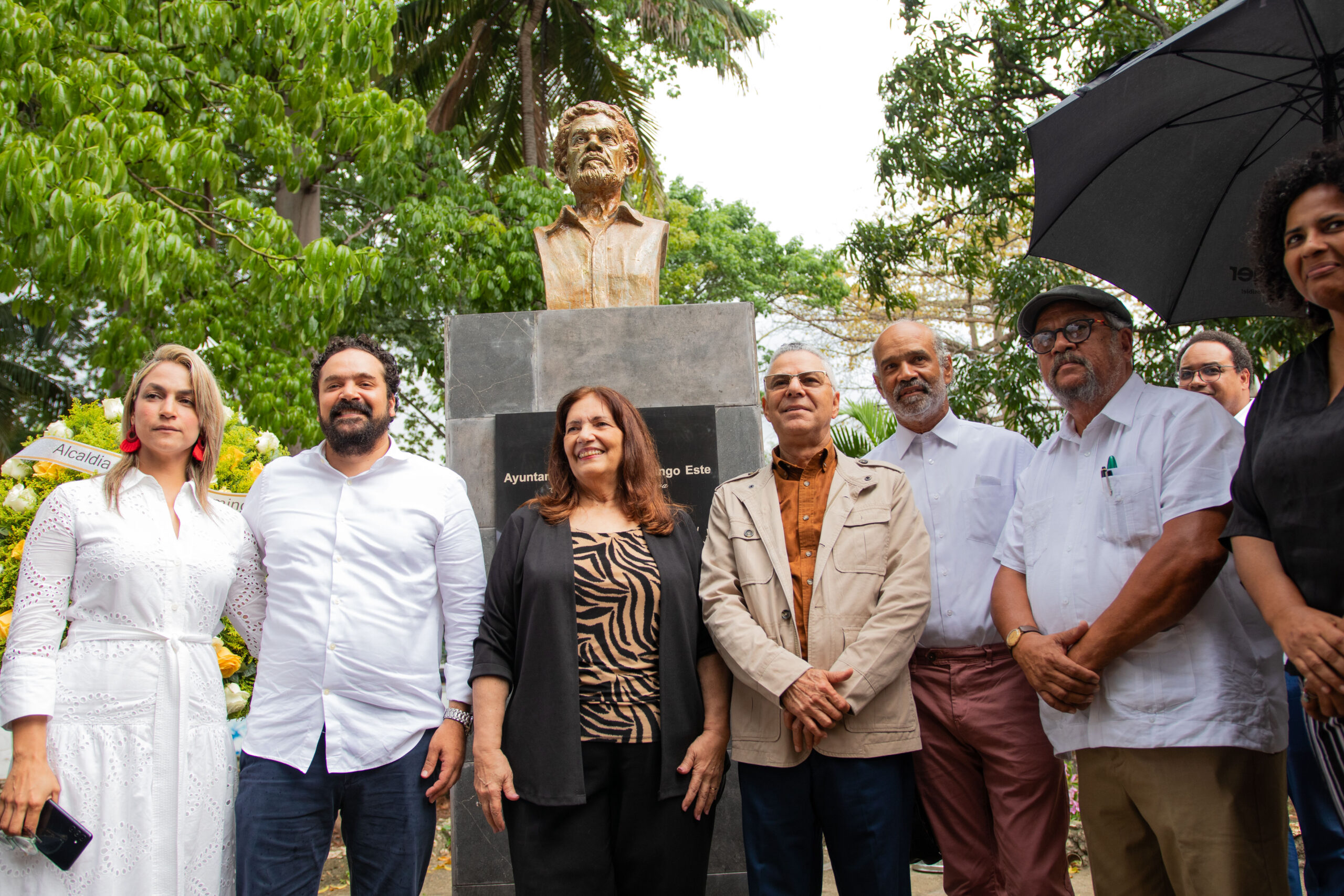 El alcalde Manuel Jiménez develizó un busto en honor al artista  Domingo Liz