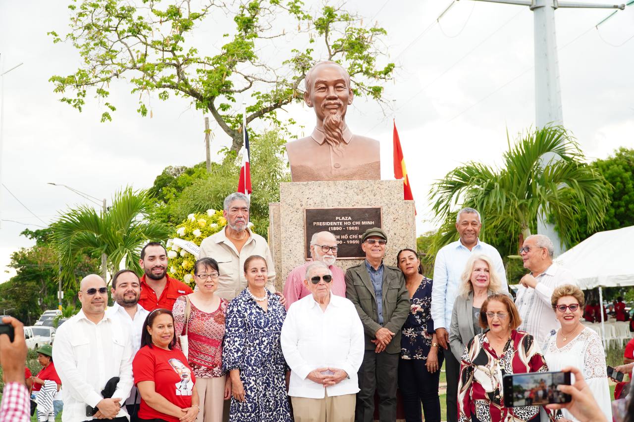 Ayuntamiento Santo Domingo Este develiza busto en honor al líder vietnamita Ho Chi Minh