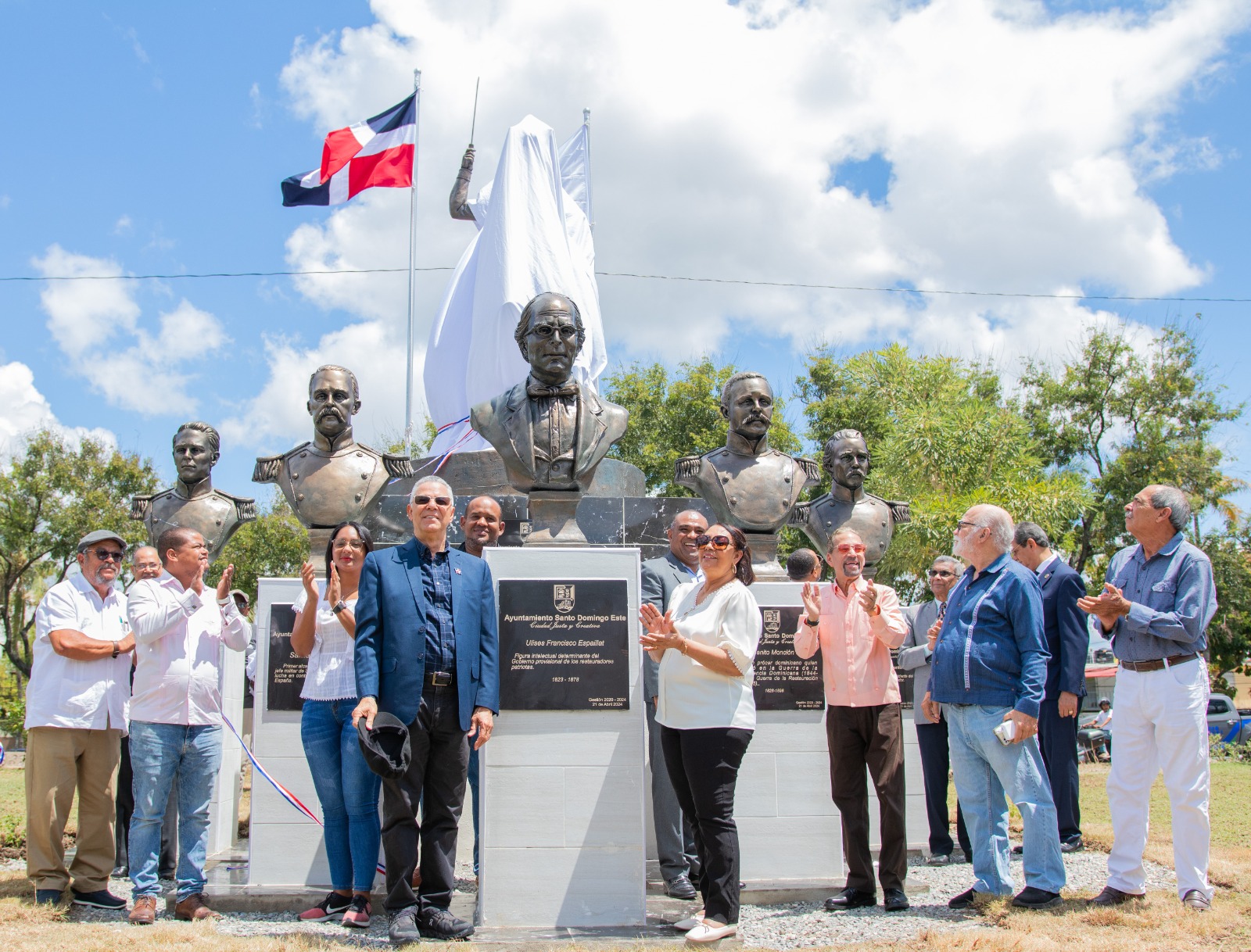 El Ayuntamiento de Santo Domingo Este develiza un monumento en honor a los Restauradores