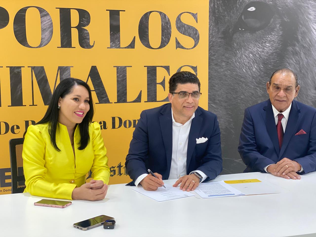 Alcalde Dío Astacio firma acuerdo con la Federación Dominicana por los Derechos de los Animales (FEDDA)