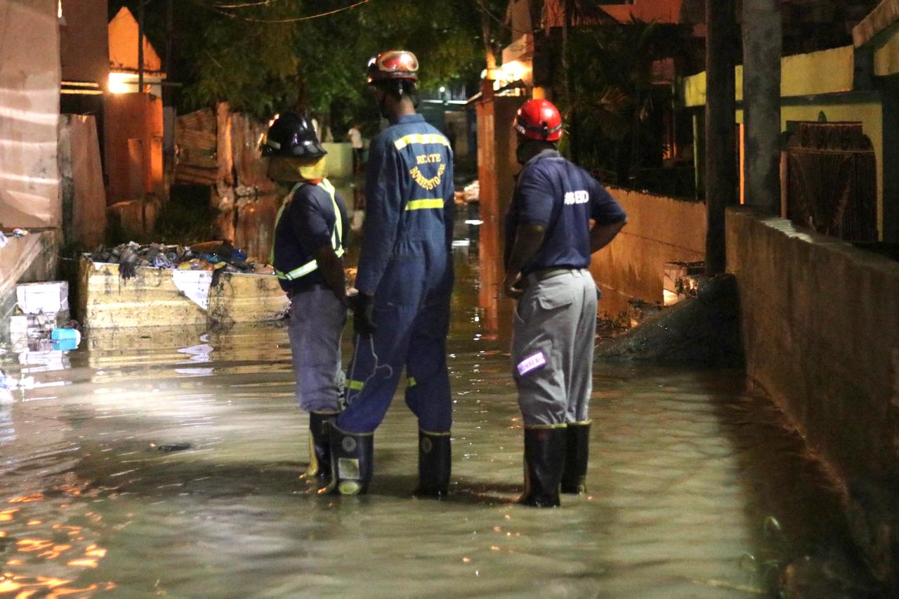El Alcalde Dió Astacio Moviliza Brigadas para Prevenir Inundaciones en Santo Domingo Este