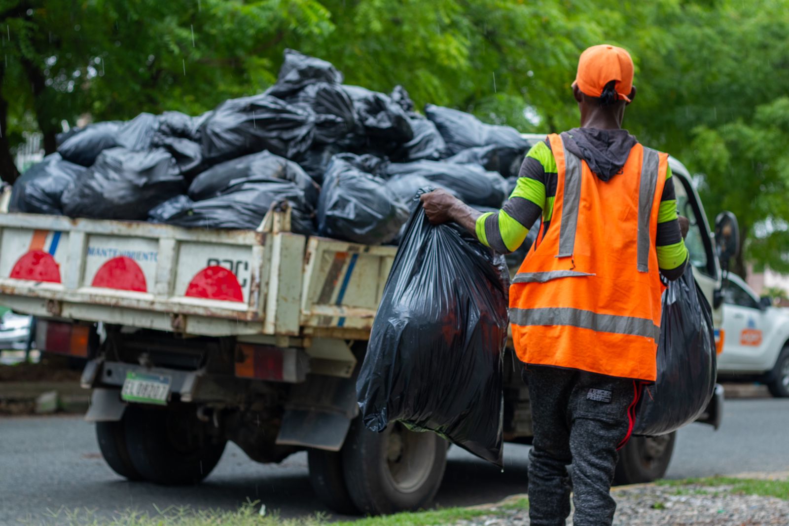 Alcaldía SDE realiza intensa jornada de limpieza y recolección de residuos en el municipio; operativos se extienden a horas de la madrugada