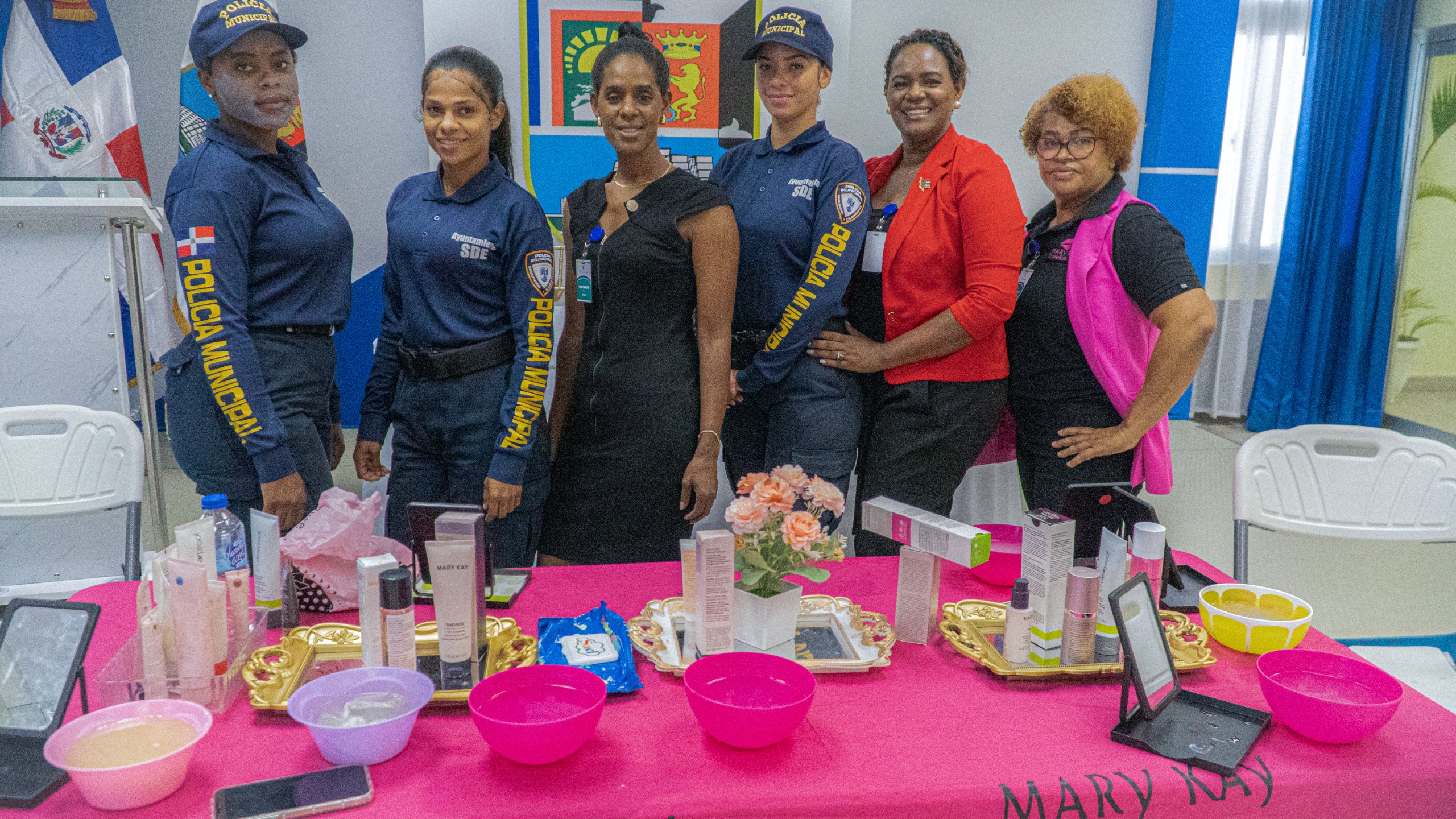 Colaboradoras del Ayuntamiento Santo Domingo Este aprenden sobre cuidado facial en charla de productos Mary Kay