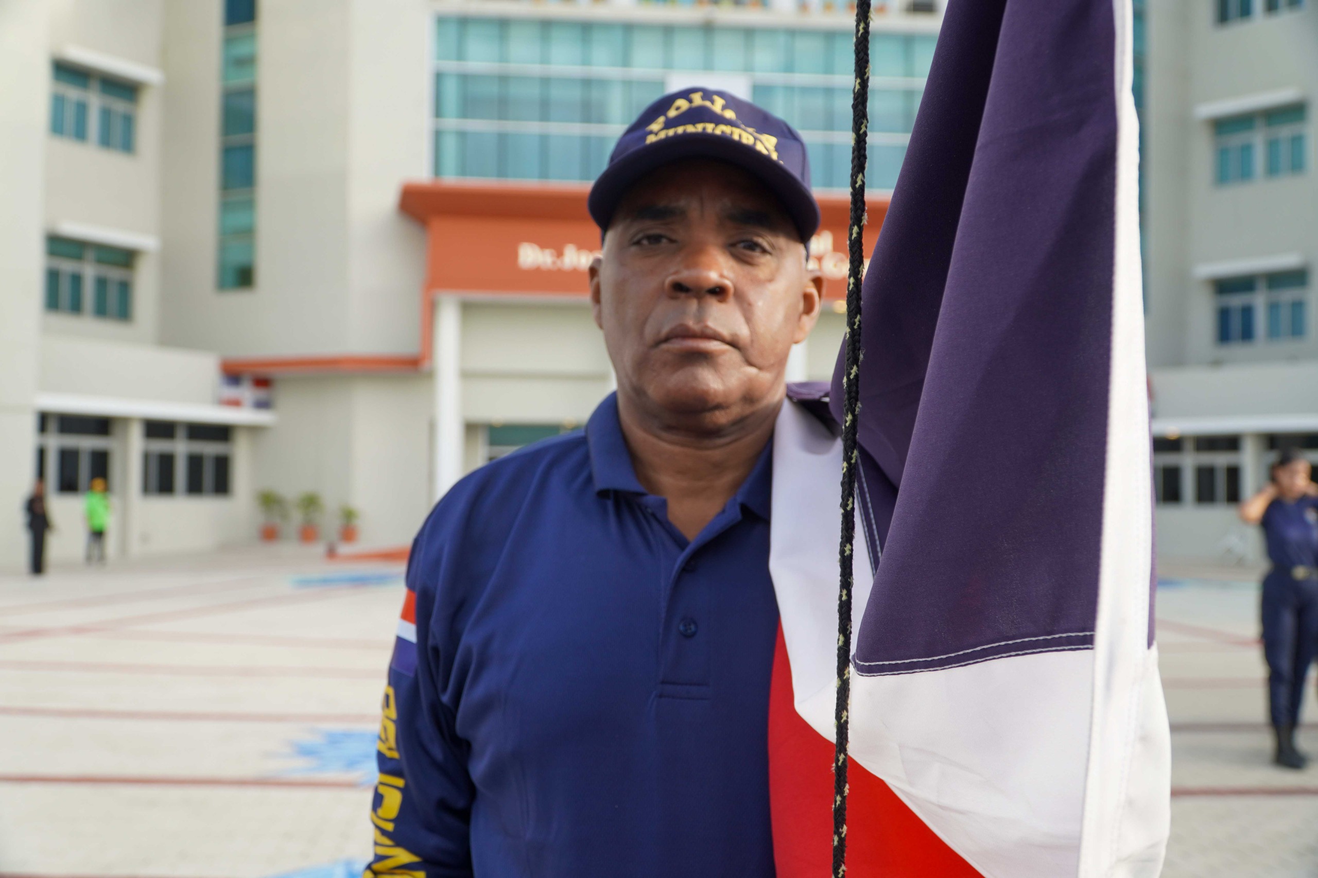 Ayuntamiento de Santo Domingo Este rinde homenaje a la Carta Magna en acto de izamiento de bandera