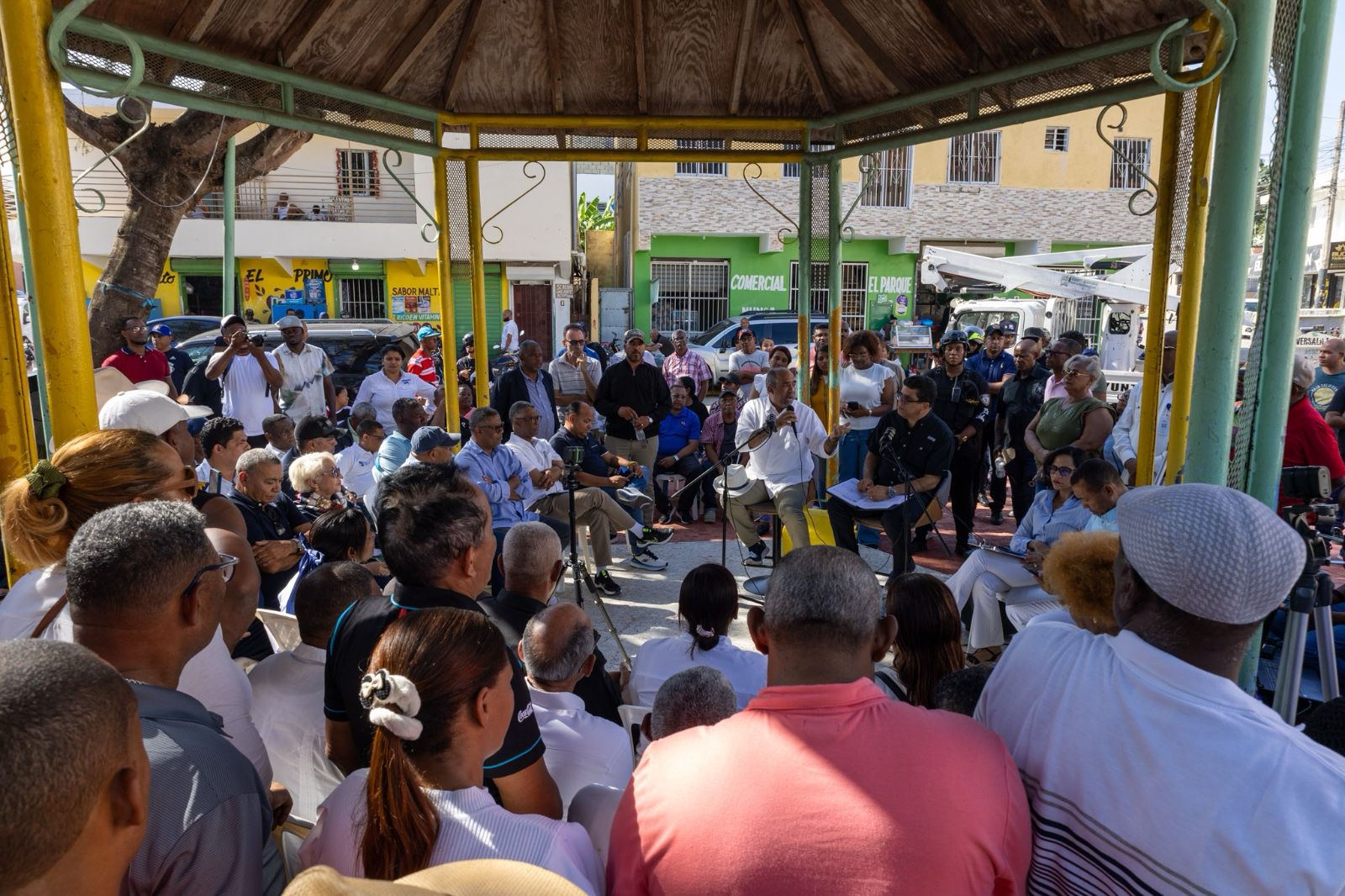 El alcalde Dío Astacio lanza el programa “Dío Te Ve, Te Escucha y Te Responde” en el sector en Perla Antillana