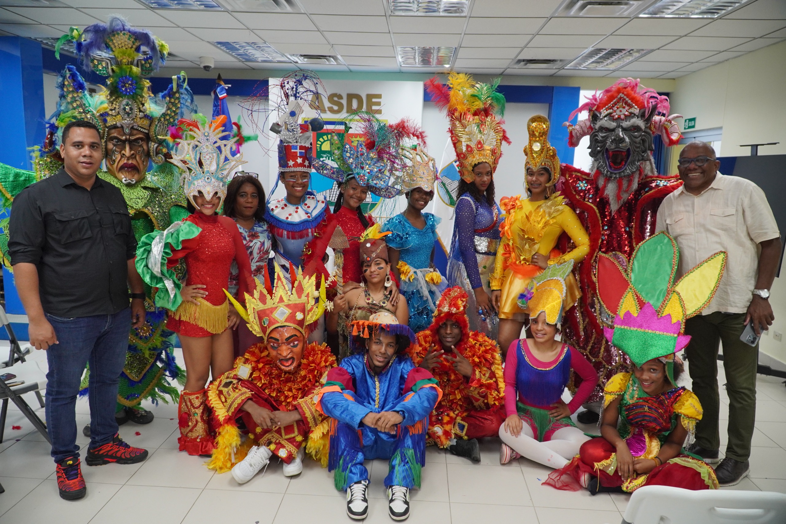 El Ayuntamiento  de Santo Domingo Este entrega premios a ganadores del Desfile Cultural 2025
