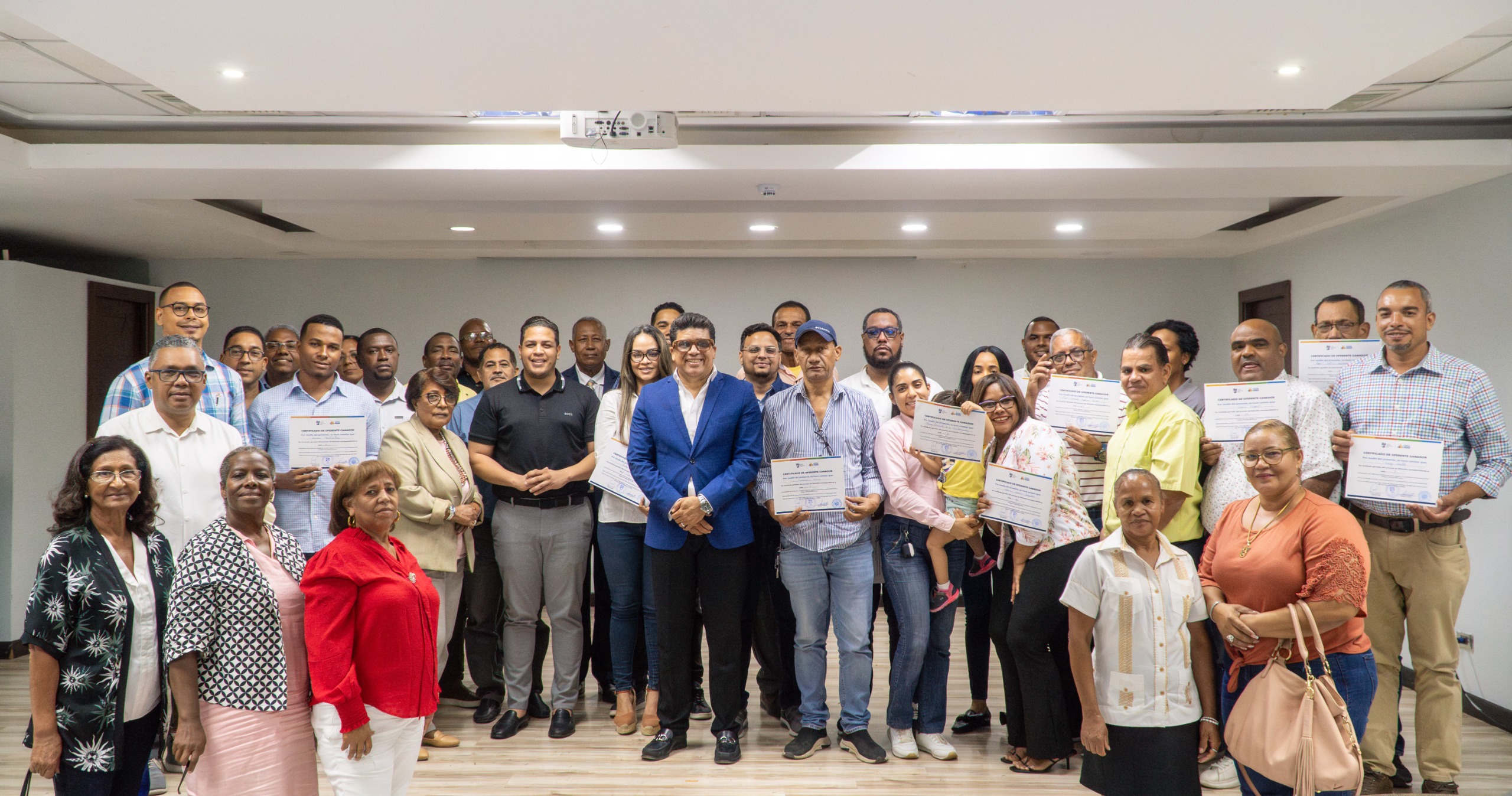 Alcaldía de Santo Domingo Este entrega certificados a ganadores del sorteo de obras del Presupuesto Participativo Municipal 2025