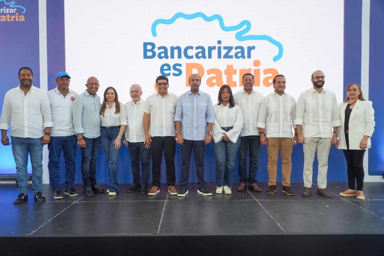 Alcalde Dío Astacio respalda jornada de bancarización en el sector Los Mina