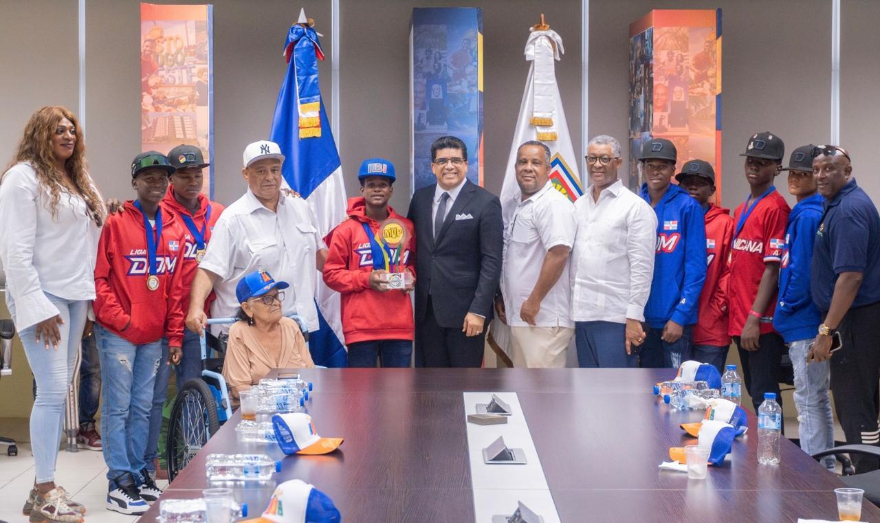 Alcalde Dío Astacio recibe a campeones de la Serie del Caribe Kids 2025 en el Palacio Municipal