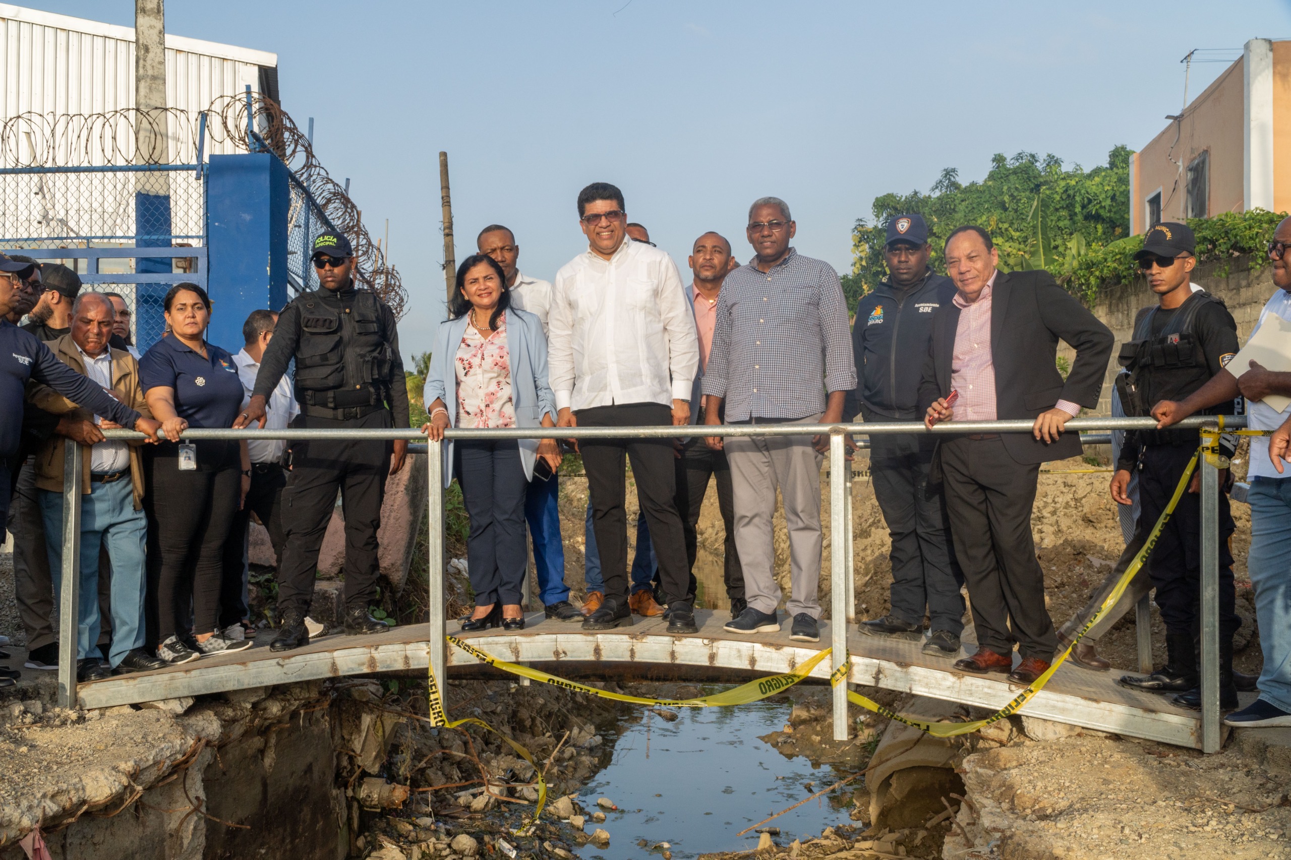 Alcalde Dío Astacio supervisa construcción del puente El Badén en El Tamarindo