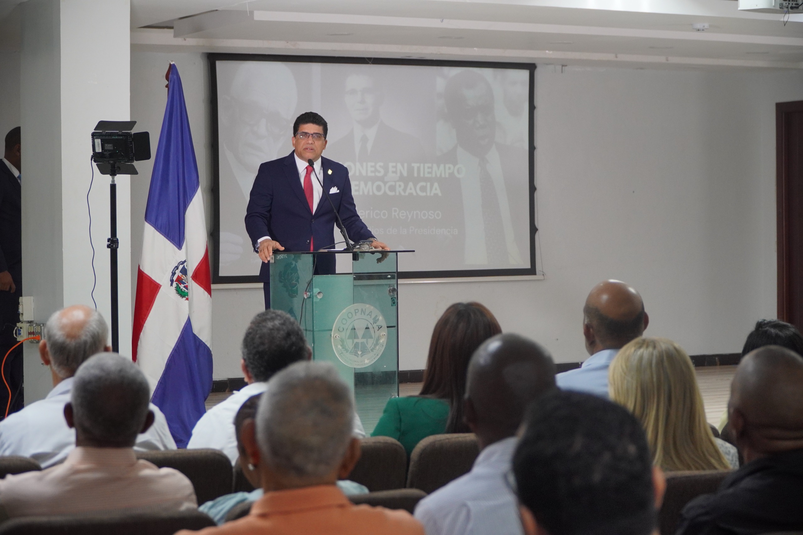 Alcalde Dío Astacio participa en la conferencia “Elecciones en tiempos de democracia” impartida por Federico Reynoso