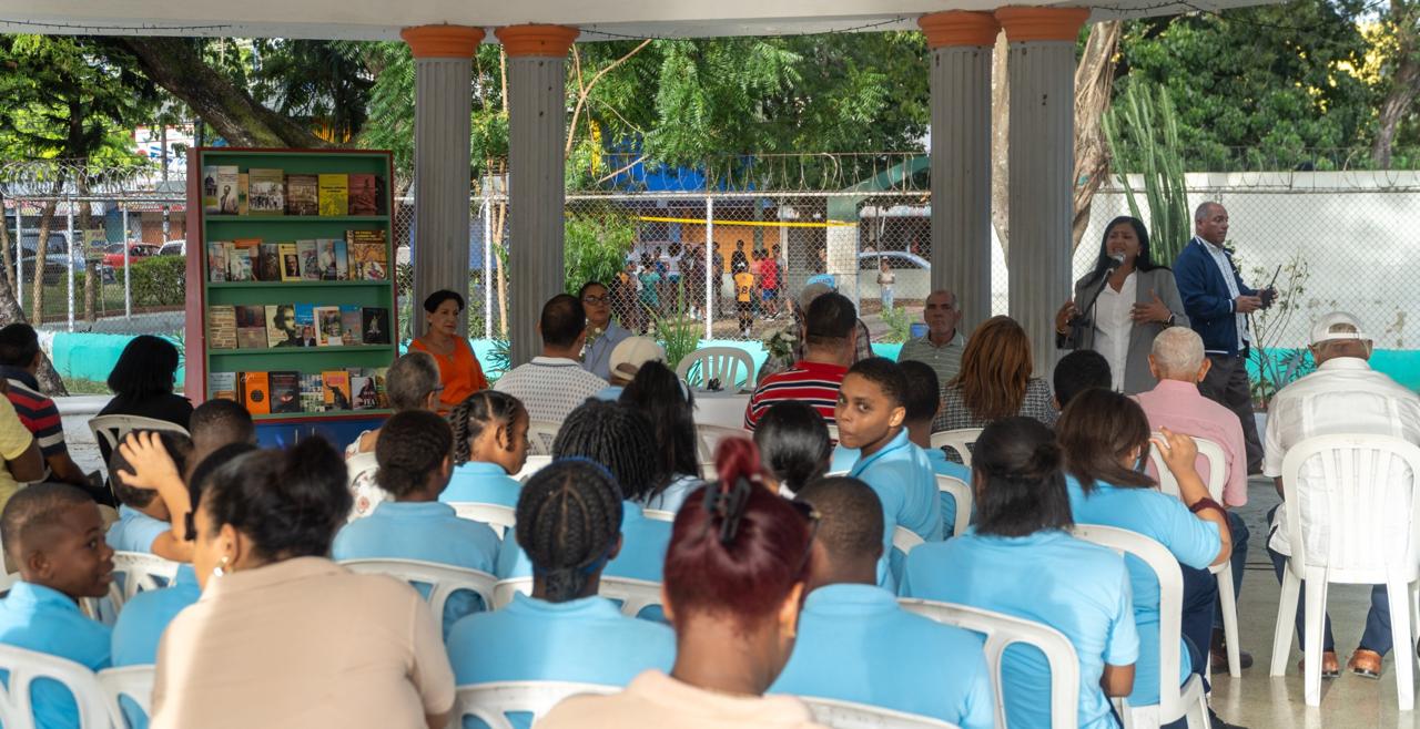 Alcaldía de Santo Domingo Este instala cuarto Punto de Lectura en Villa Faro