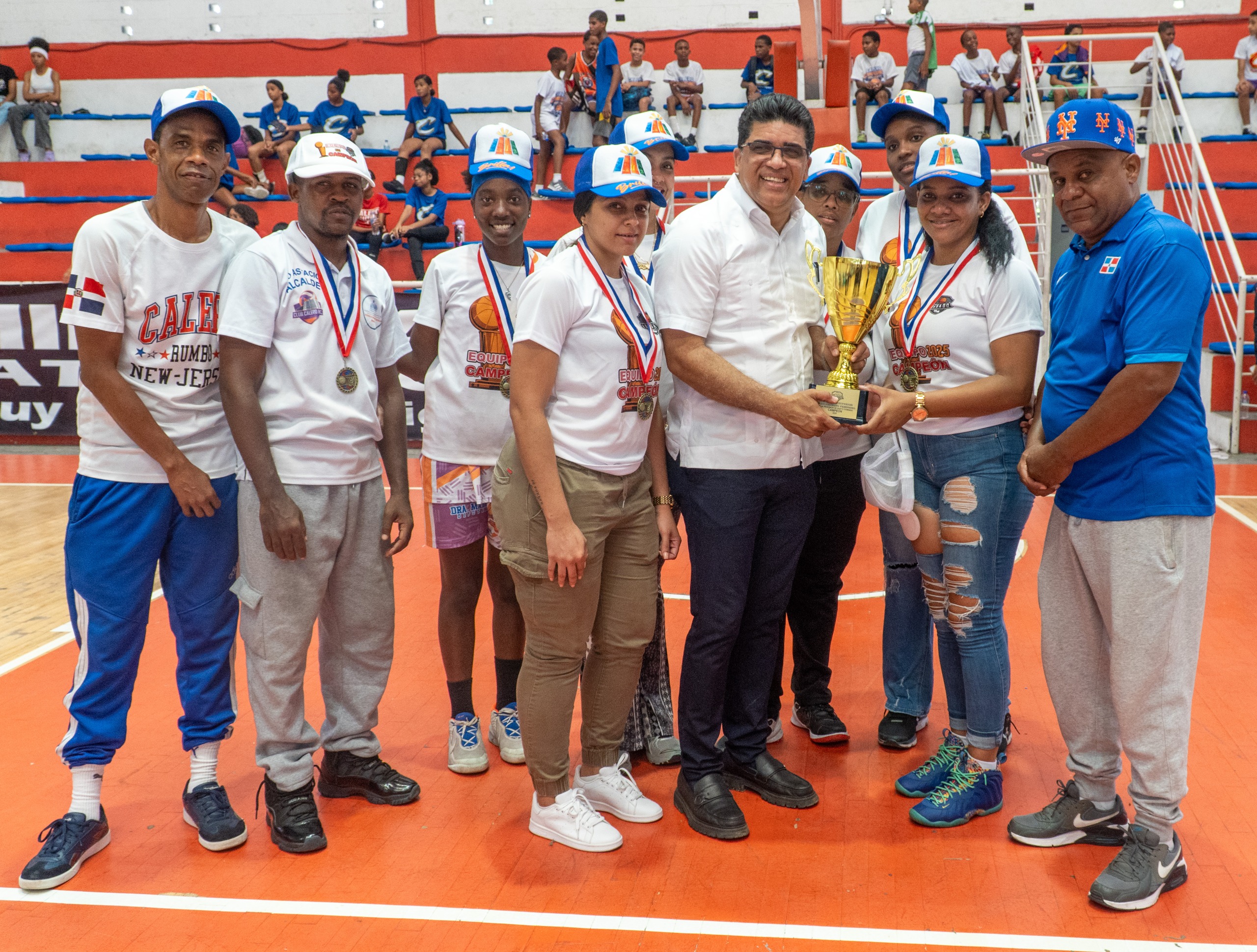 Club Calero de Villa Duarte dedica su 42 aniversario al alcalde Dío Astacio