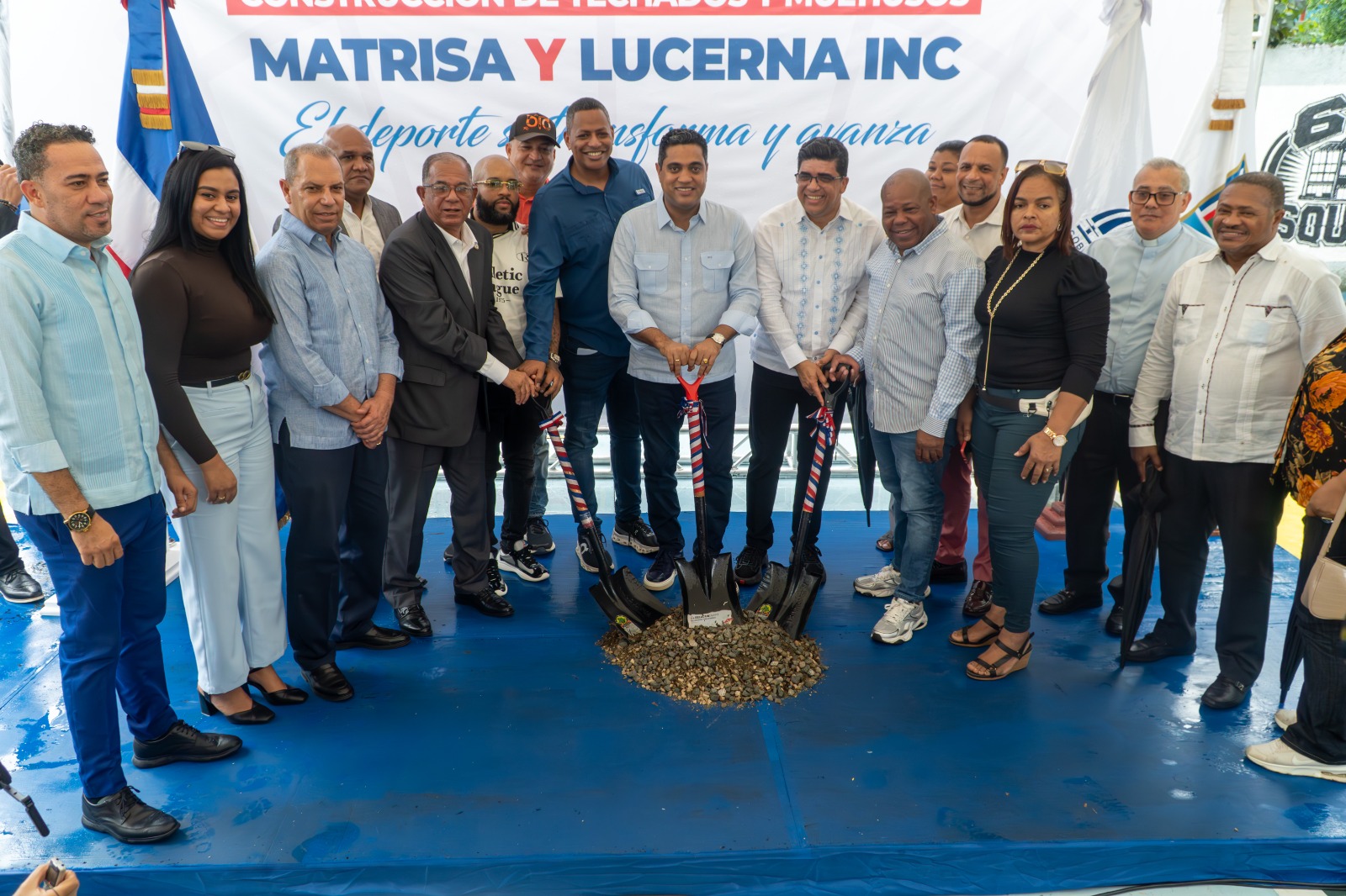 Alcalde Dío Astacio y ministro Kelvin Cruz dan primeros picazos para construcción y remozamiento de 11 techados deportivos en SDE