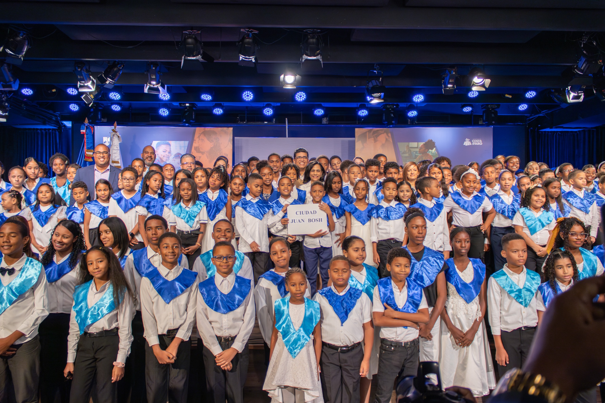 Dío Astacio cumple su palabra: 1,560 niños se gradúan de inglés totalmente gratis a través del Plan PROA