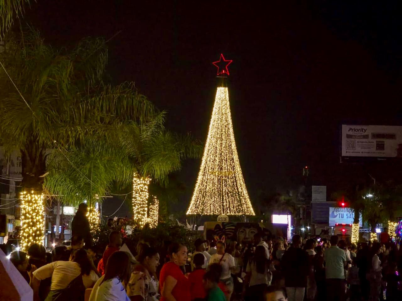 Santo Domingo Este Enciende la navidad en el emblemático Boulevard de Las Américas