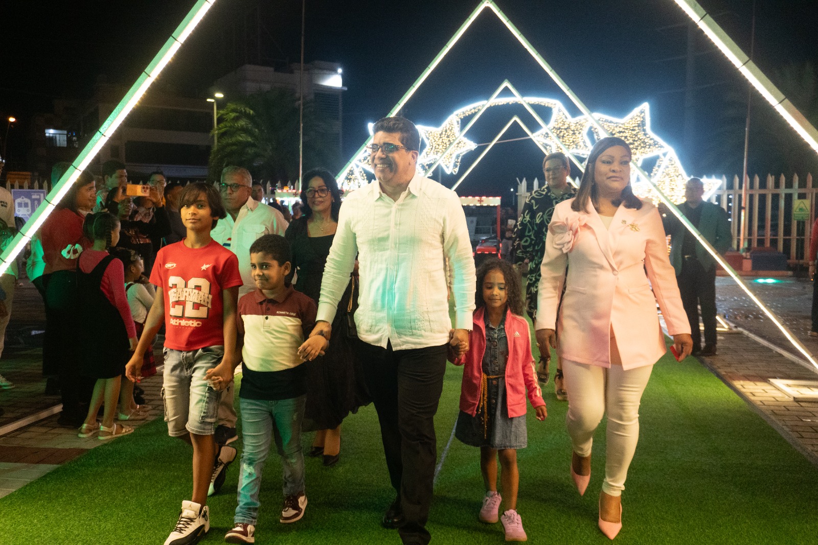 Alcalde Dío Astacio inaugura parque navideño temático en la explanada del Palacio Municipal