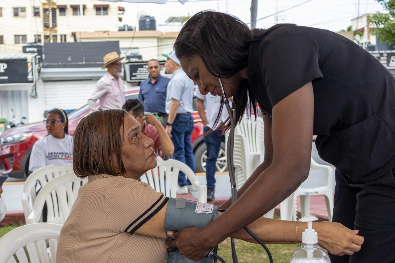 Alcaldía de Santo Domingo Este realiza operativo médico en el sector Alma Rosa
