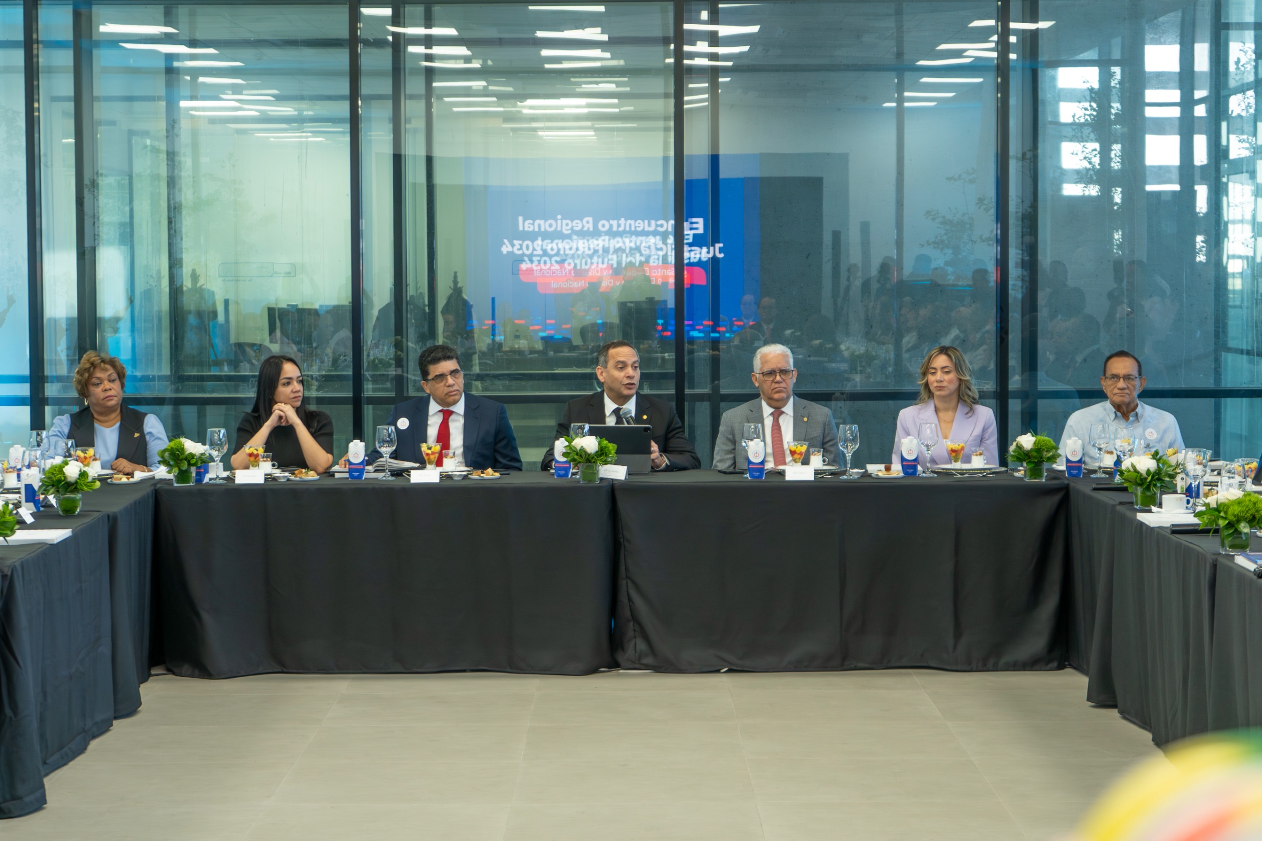 Alcalde de SDE Dío Astacio participa en encuentro regional con sectores de la sociedad para aplicar Plan del Poder Judicial