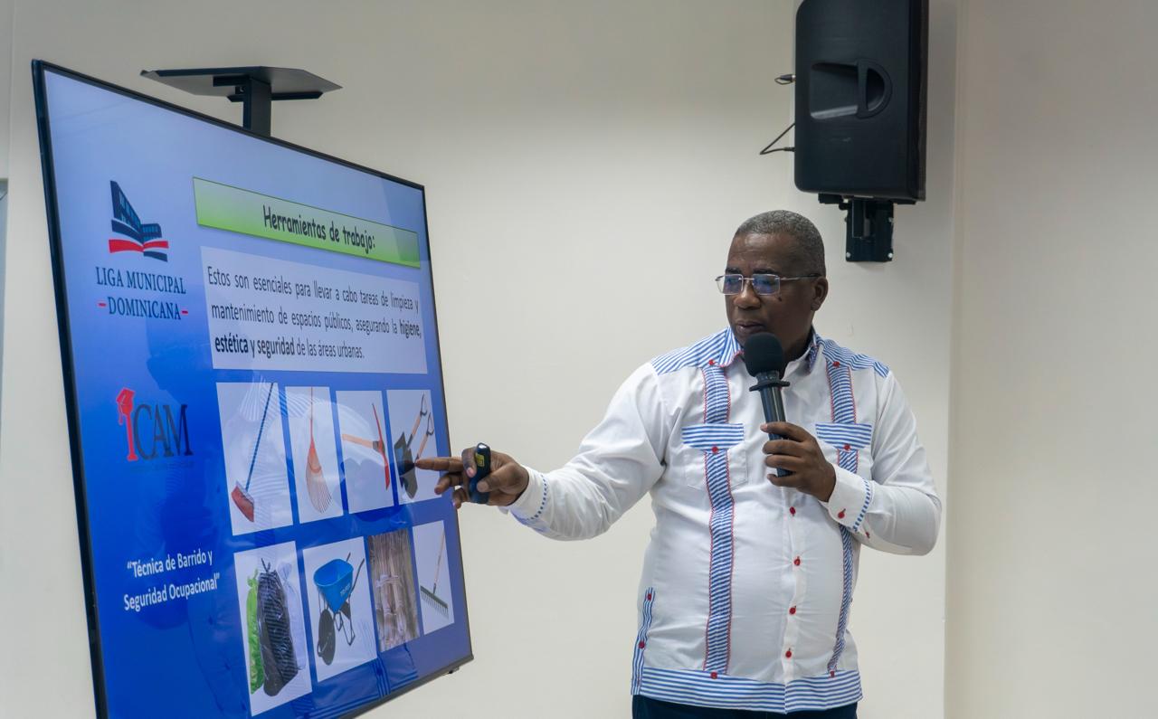 Ayuntamiento de SDE y la Liga Municipal Dominicana imparten curso “Técnicas de Barrido y Seguridad Ocupacional”