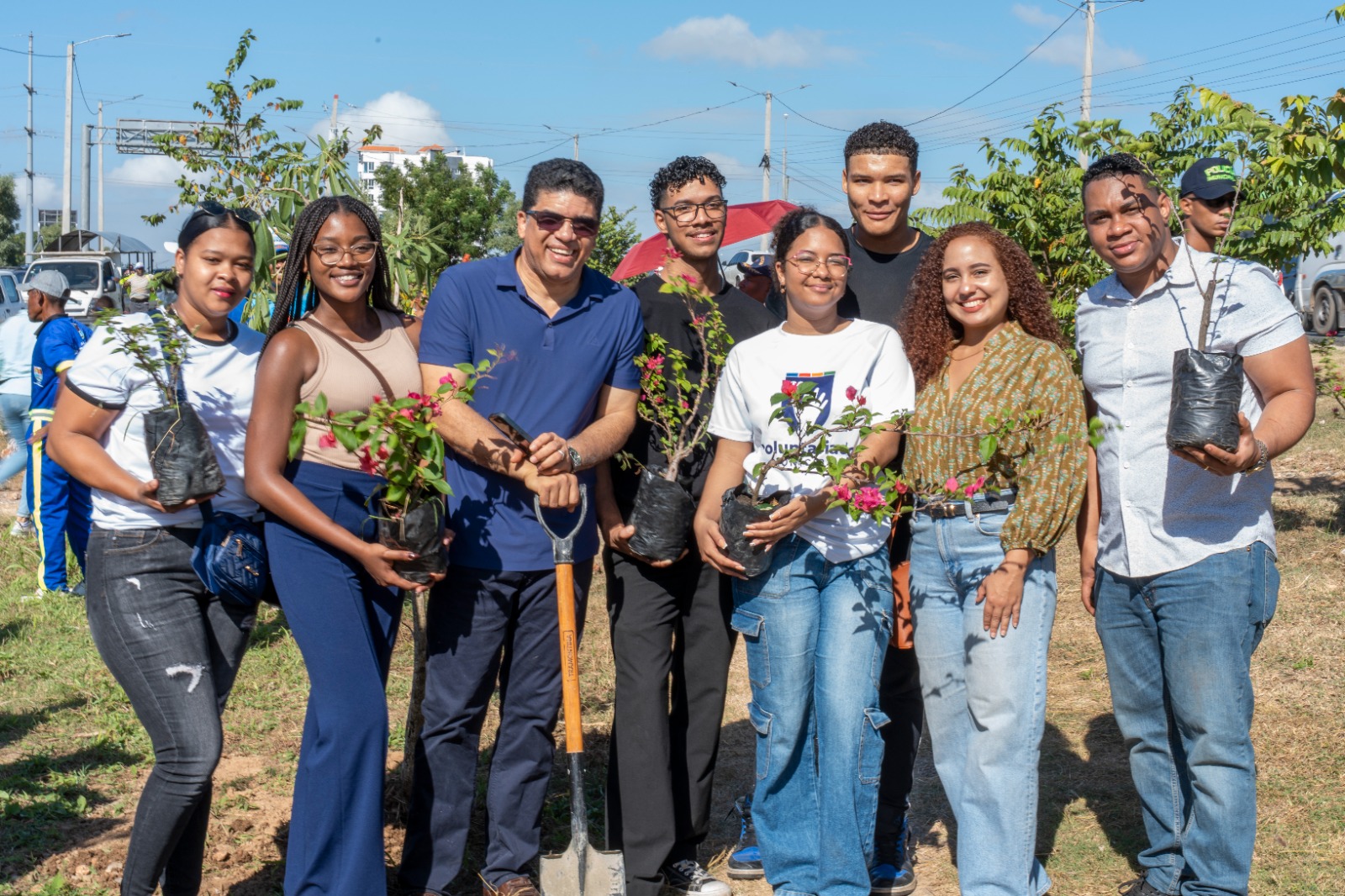 Ayuntamiento de SDE impulsa jornada de reforestación en la avenida Ecológica para fortalecer el desarrollo ambiental del municipio