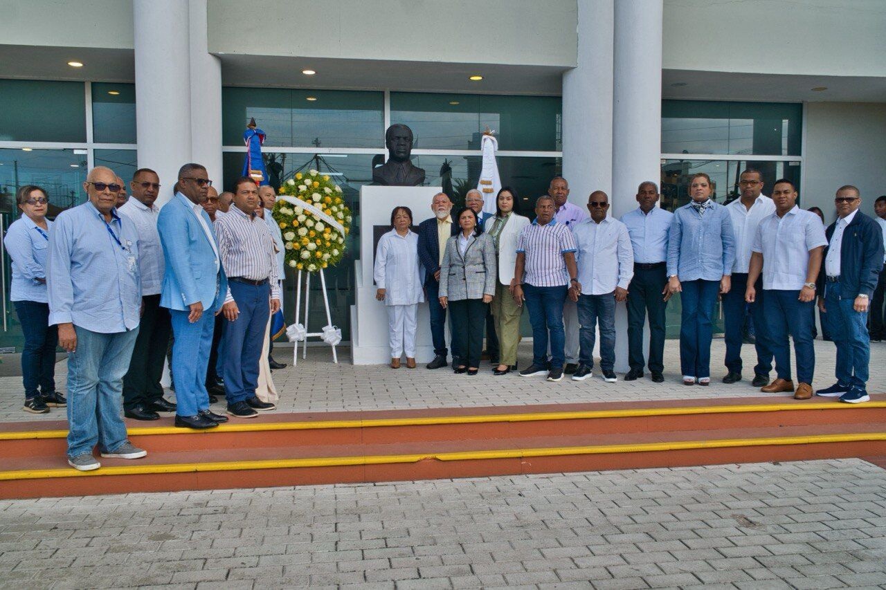 Ayuntamiento de SDE rinde homenaje al líder Dr. José Francisco Peña Gómez por el 89 aniversario de su natalicio