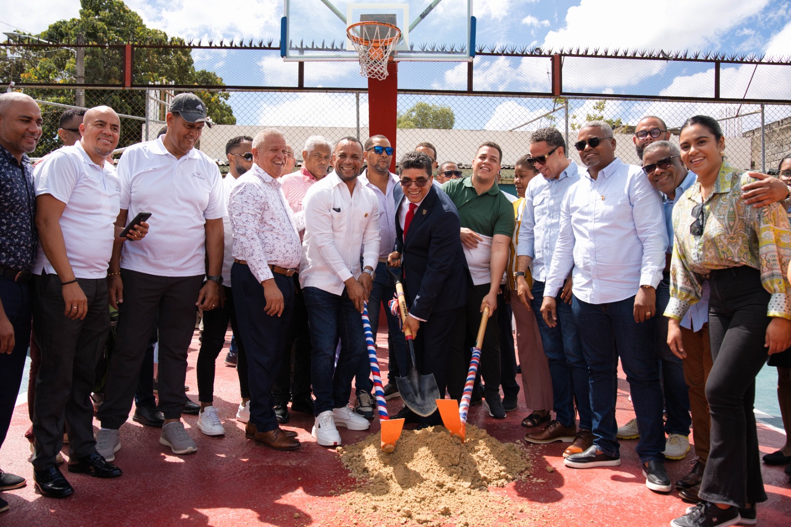 Alcaldía de Santo Domingo Este inicia construcción del techado del Club San Antonio en Vietnam de Los Mina