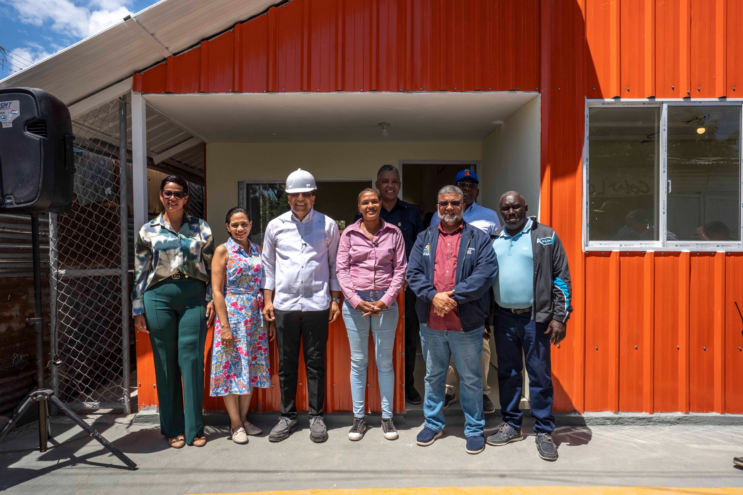 Alcalde Dío Astacio presenta modelo de vivienda prefabricada para familias de escasos recursos