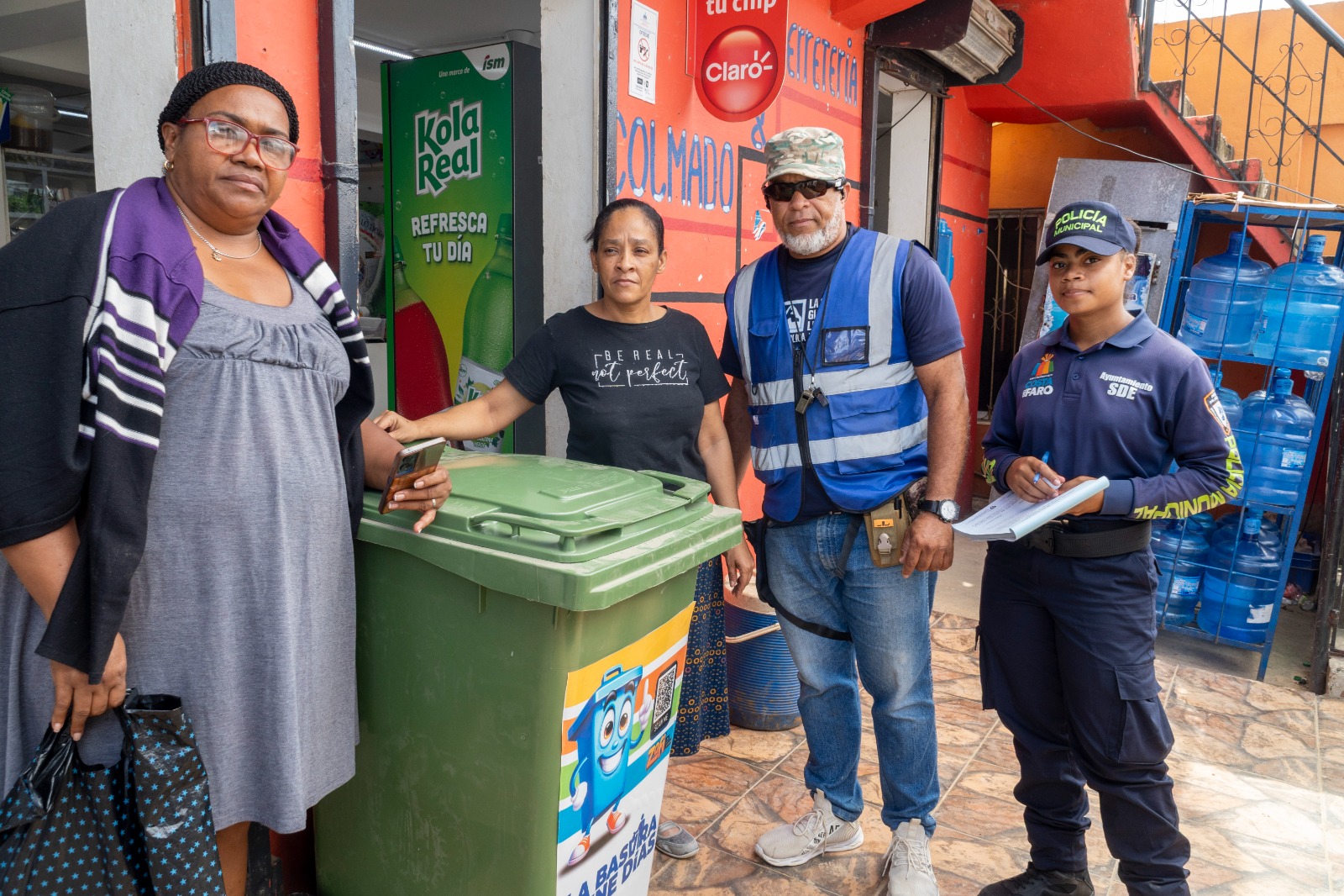 Alcaldía de Santo Domingo Este entrega zafacones a colmados en Maquiteria
