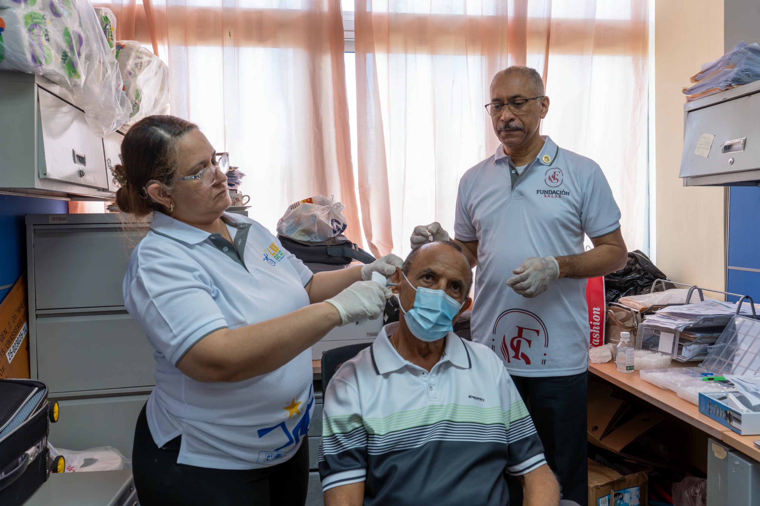 Alcaldía de SDE y fundaciones internacionales devuelven la audición a cientos de munícipes con operativo gratuito