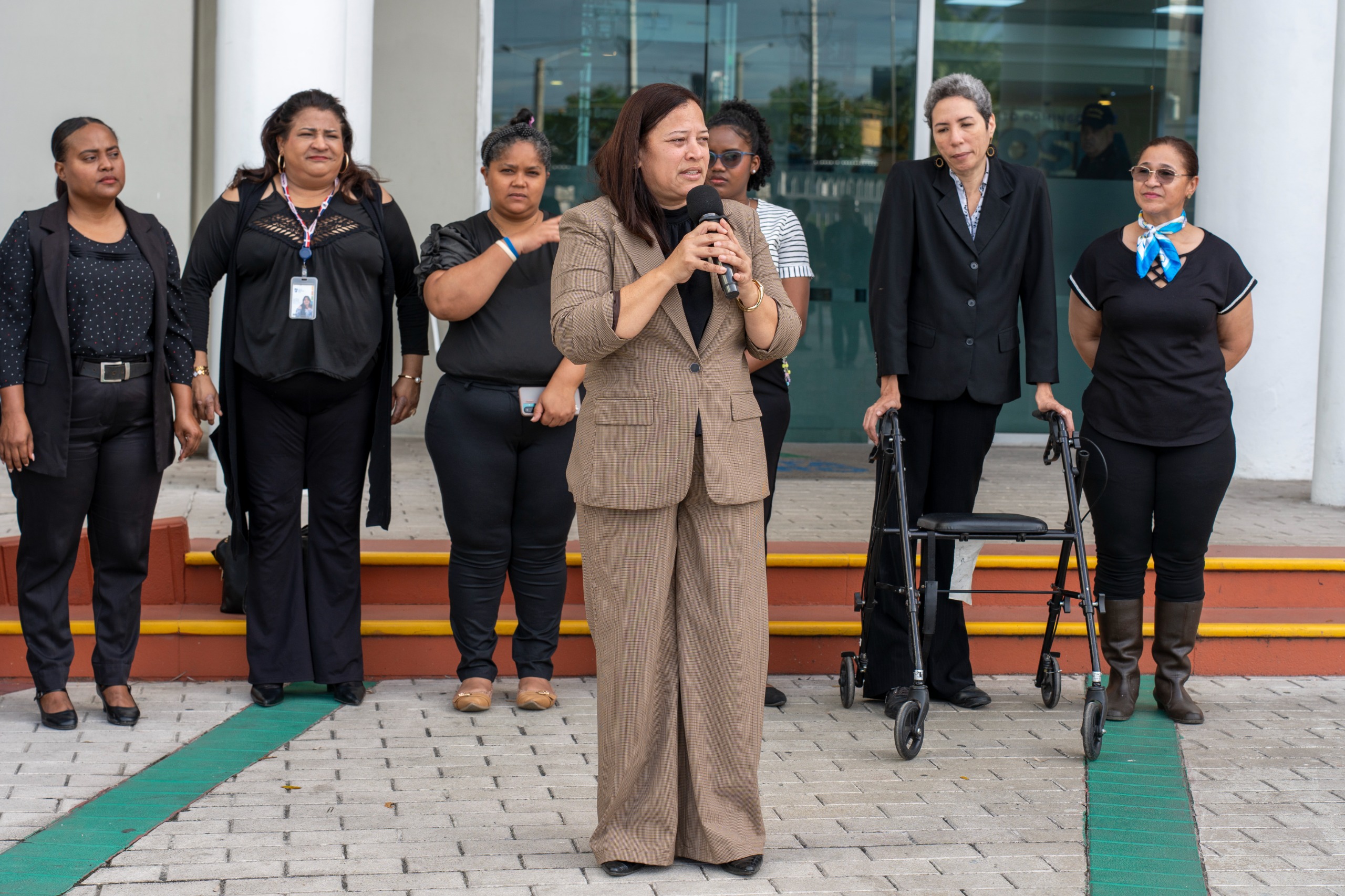 Servidores municipales de SDE rinden honores a la patria en el Palacio Municipal “Dr. José Francisco Peña Gómez”