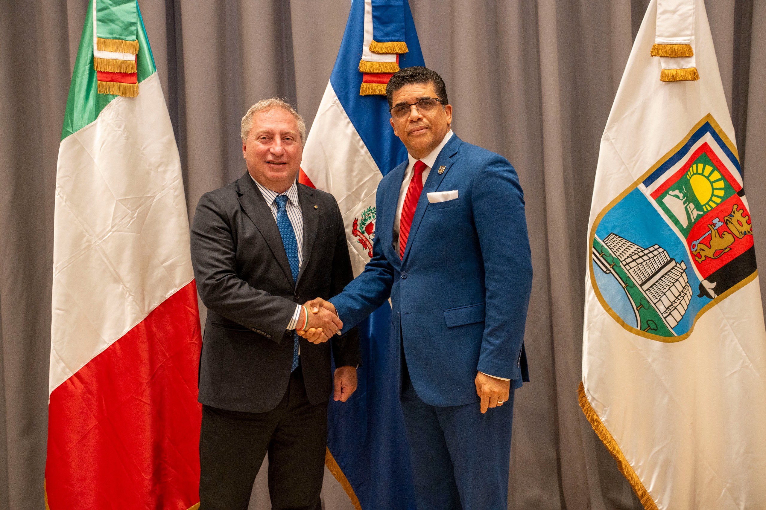 Alcaldía de SDE proyecta inversión extranjera tras encuentro oficial con Embajador de Italia