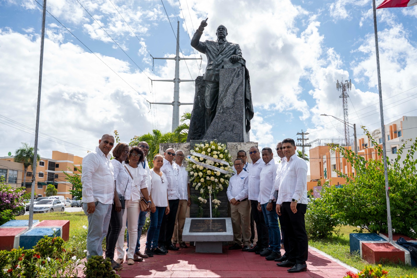 Ayuntamiento de SDE deposita ofrenda floral en honor al doctor Peña Gómez por el 28 aniversario de su fallecimiento