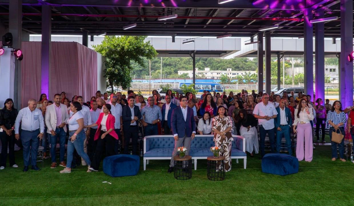 Dío Astacio celebra el Día de las Madres junto a  cientos de  colaboradoras del ASDE