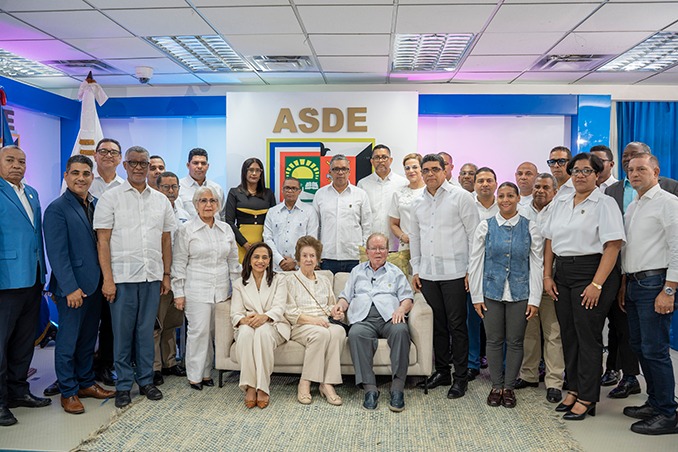 Pepín Corripio visita por primera vez el Ayuntamiento de Santo Domingo Este y recibe la Llave de la Ciudad
